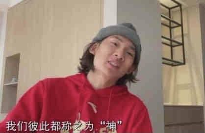 哎呀，大哥大嫂，你们这是要在汤臣一品买房啦？真是太厉害了啊。